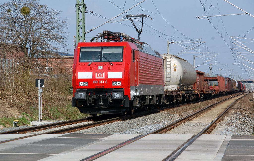 189 013 zieht am 02.04.11 einen gemischten Gz durch Dessau Sd Richtung Bitterfeld. Fotografiert vom Bahnsteig aus.
