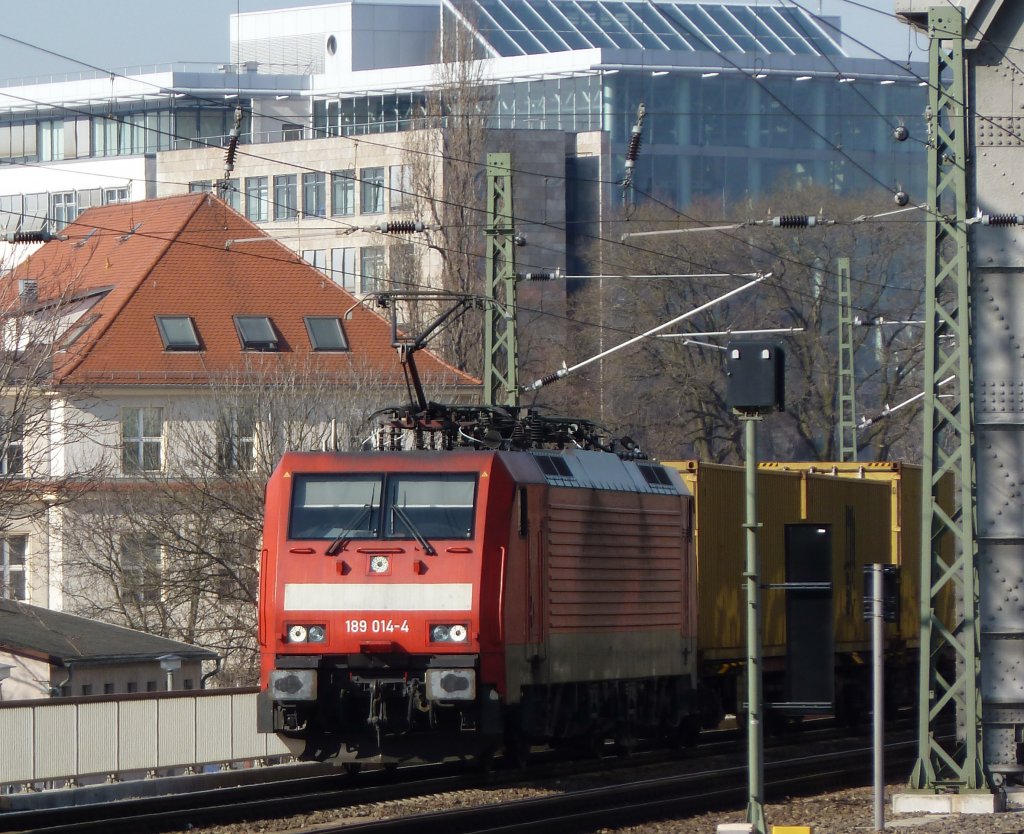 189 014 schleicht sich an der Auenseite des Dresdner HBF´s vorbei in Richtung Schandau mit einem Containerzug am Haken. 02.03.11