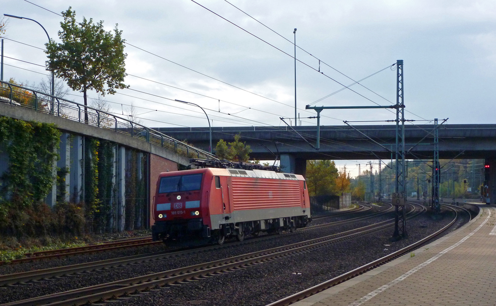 189 015-1 fuhr am 27.10.2012 durch Hamburg-Harburg.