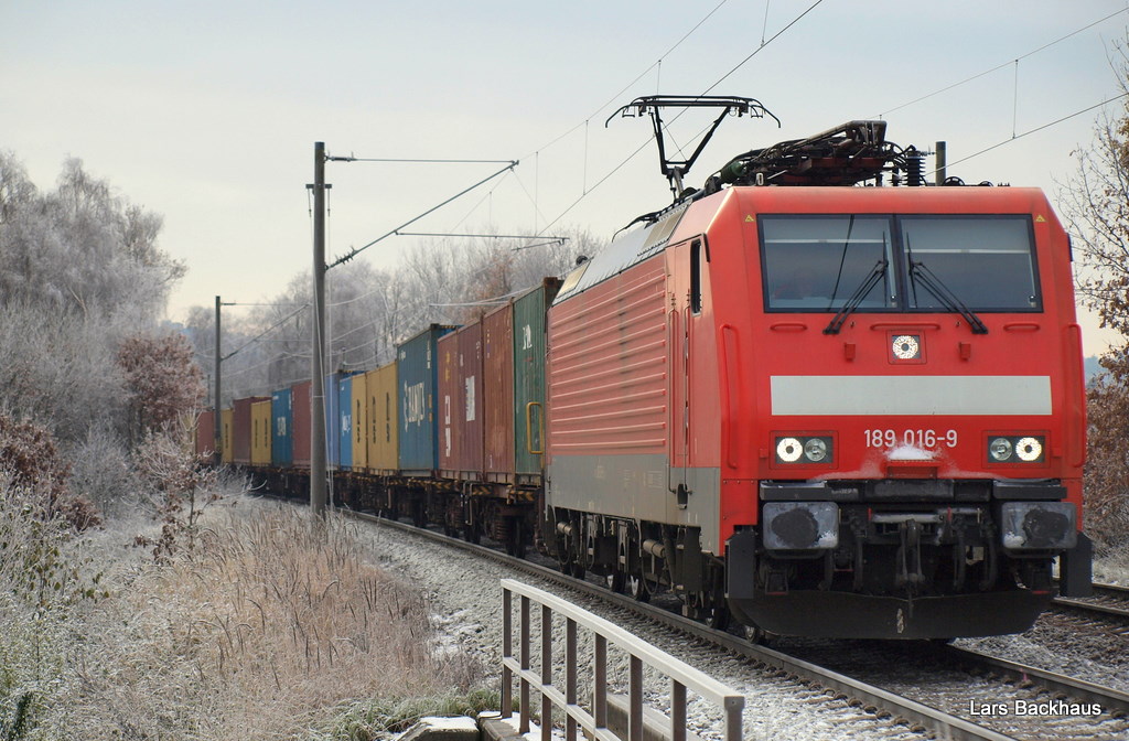 189 016-9  stapft  mit einem langen Containerzug durch die leicht verschneite Landsschaft rund um Hamburg-Moorburg Richtung Hamburg-Waltershof. Aufgenommen am 28.11.10.