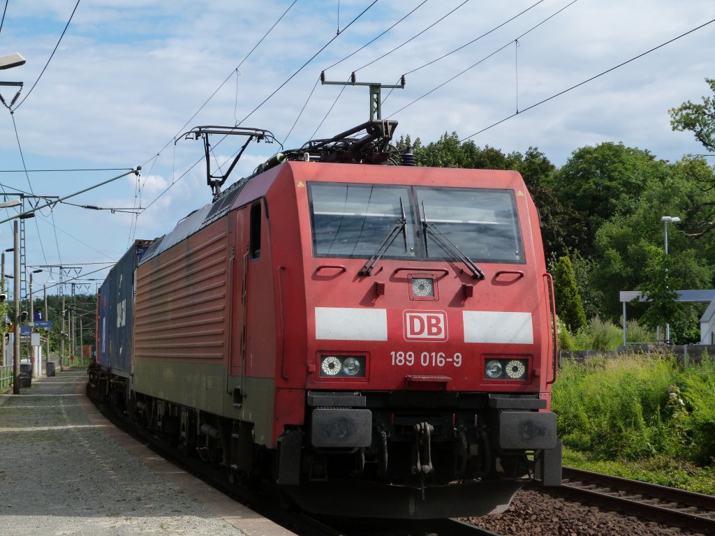 189 016 zieht am 22.07.12 ihren Containerzug durch Dresden Cotta.
