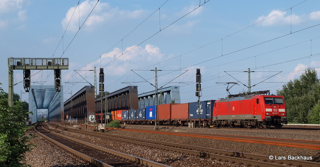 189 017-7 fhrt mit einem Containerzug von Berlin ber die Hamburger Sderelbbrcken Richtung Maschen. 17.08.12.