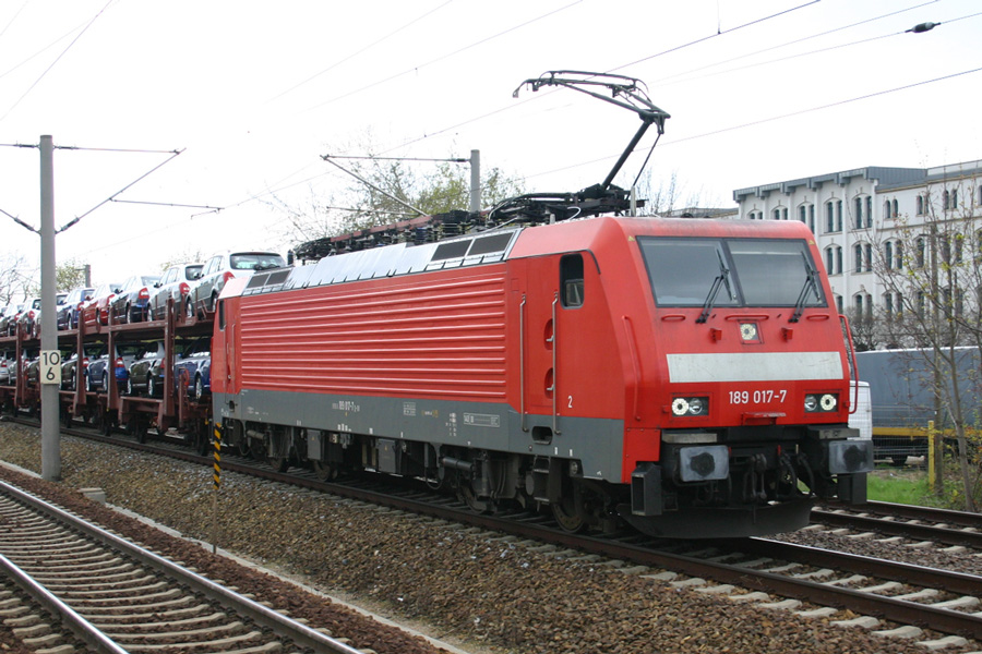 189 017-7 mit Autotransport (Skoda) in Dresden-Dobritz, 22.04.2010