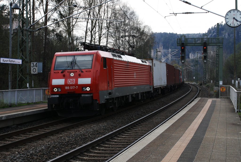 189 017-7 mit einem Containerzug durchfhrt am 17.4.2012 den Bahnhof Rathen Richtung Tschechien.