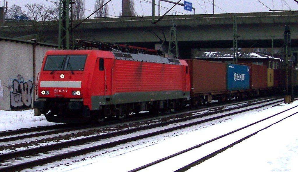189 017-7 mit einen Containerzug in Hamburg-Harburg (06.02.10)