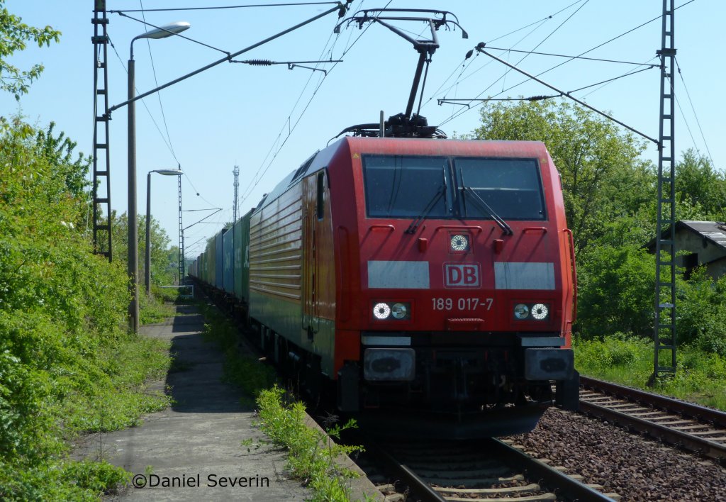 189 017 mit ihrem Containderzug aus Dresden kommend, durchfhrt Dresden Stetzsch.
6.5.11