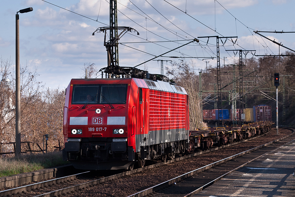 189 017 zieht einen Containerzug am 01.04.2012 durch Dresden-Cotta in Richtung Cossebaude.