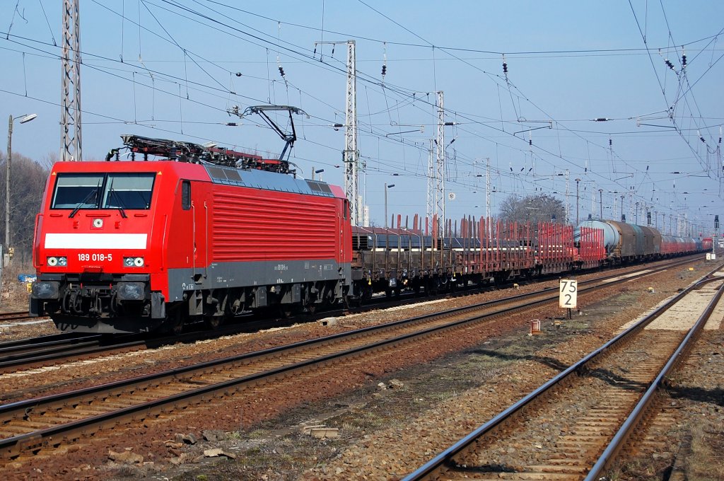 189 018-5 mit einem gemischten G�terzug in Priort. 18.03.2010