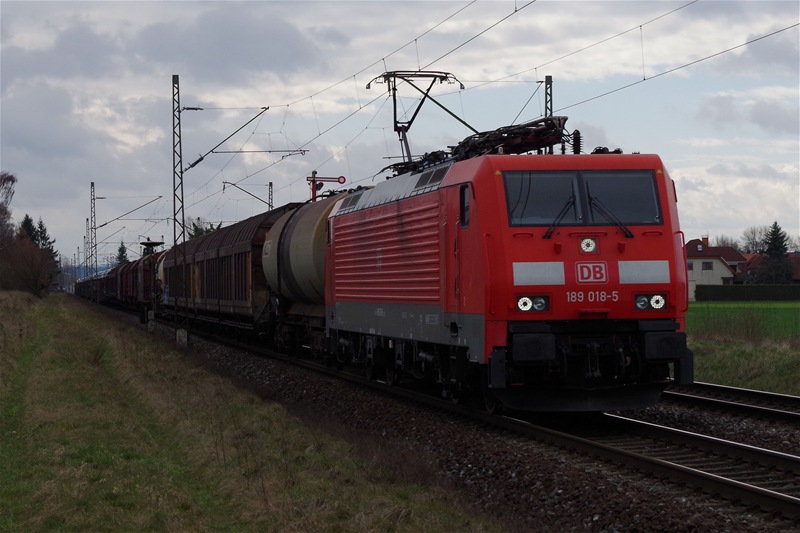 189 018 DB Schenker mit gemischten Gterzug am 13.04.2013 bei Buttenheim gen Bamberg. 