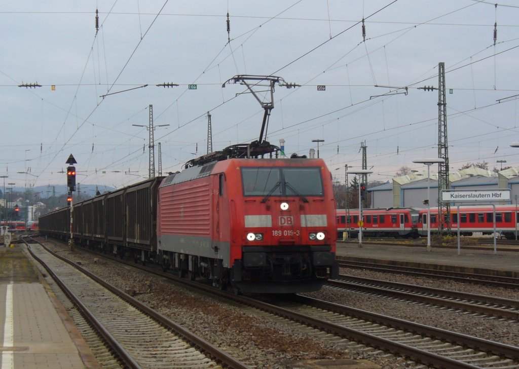 189 019-3 zieht den VW Zug am 01.12.2011 durch Kaiserslautern