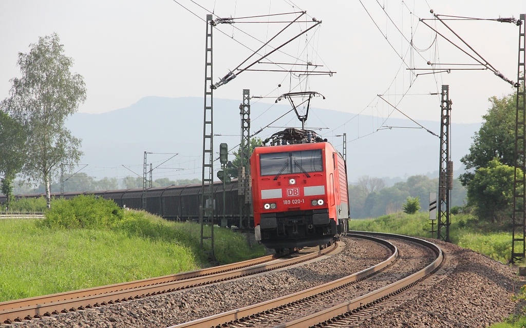 189 020-1 legt sich kurz vor Reichensachsen mit ihrem H-Wagenzug in die Kurve (oder, wem es besser gef�llt, in den Gleisbogen). Aufgenommen am 23.05.2012.
