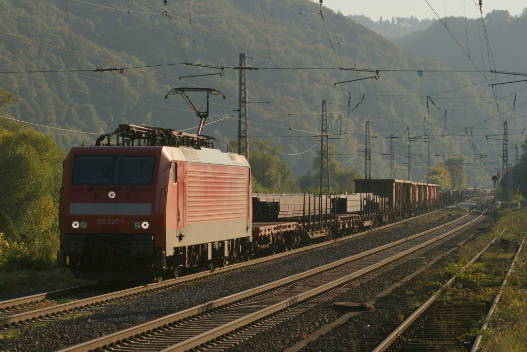 189 020-1 mit einem gemsichten Gterzug bei der Durchfahrt durch Winningen an der Mosel am 12.10.2010