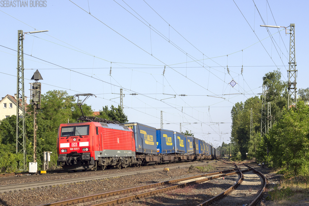 189 020-1 mit einem LKW Walter-Blockzug nach Rostock Seehafen in Bamberg (19.06.2013)