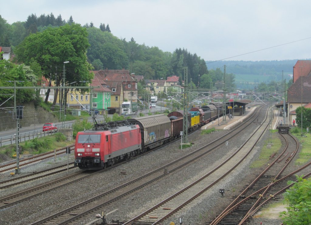 189 020-1 zieht am 24. Mai 2013 einen gemischten Gterzug durch Kronach.