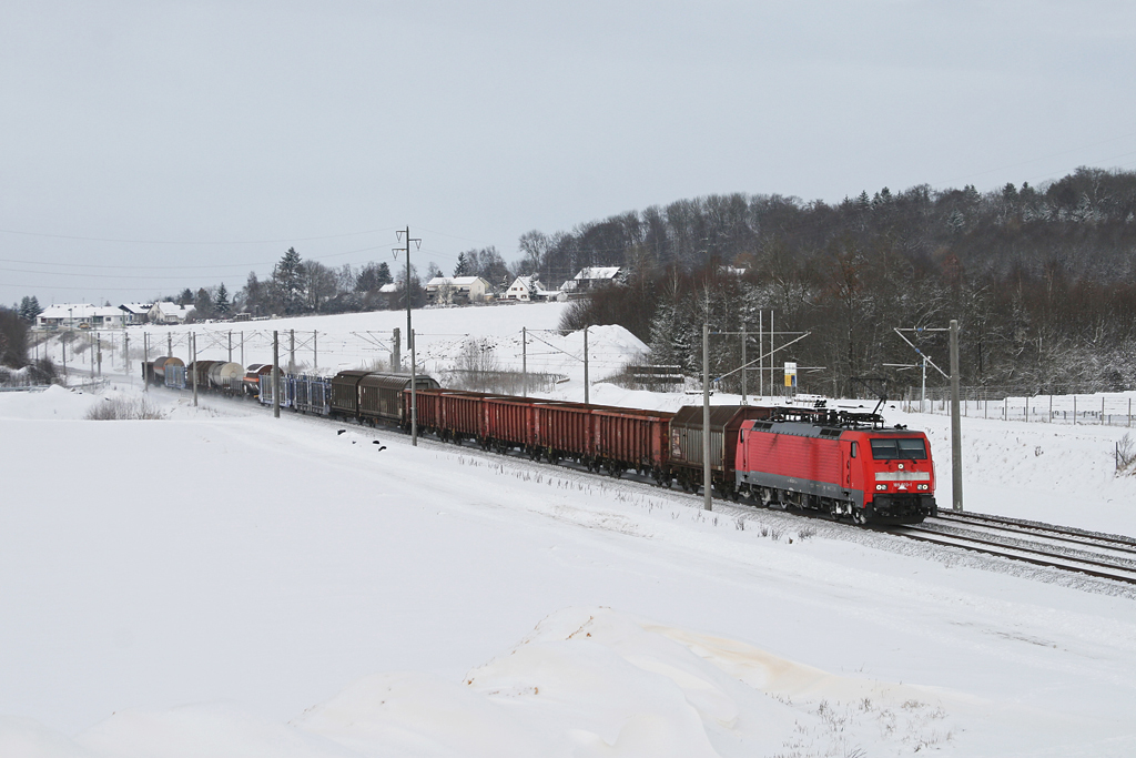 189 020 mit einem gemischten G�terzug am 18.12.2010 bei H�rbach.