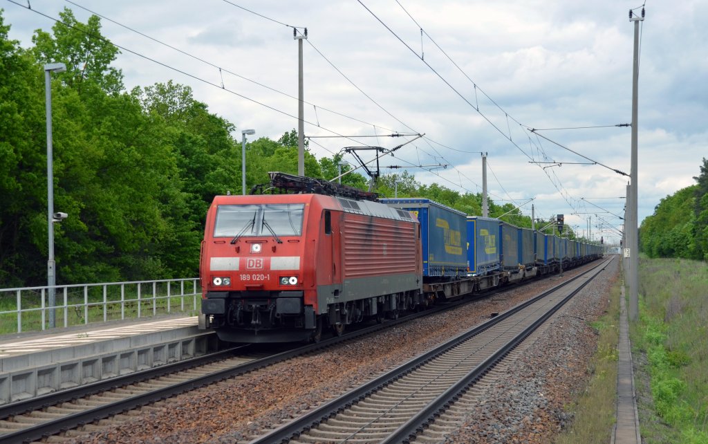189 020 zog am 20.05.13 einen Zug des kombinierten Verkehrs durch Burgkemnitz Richtung Bitterfeld.