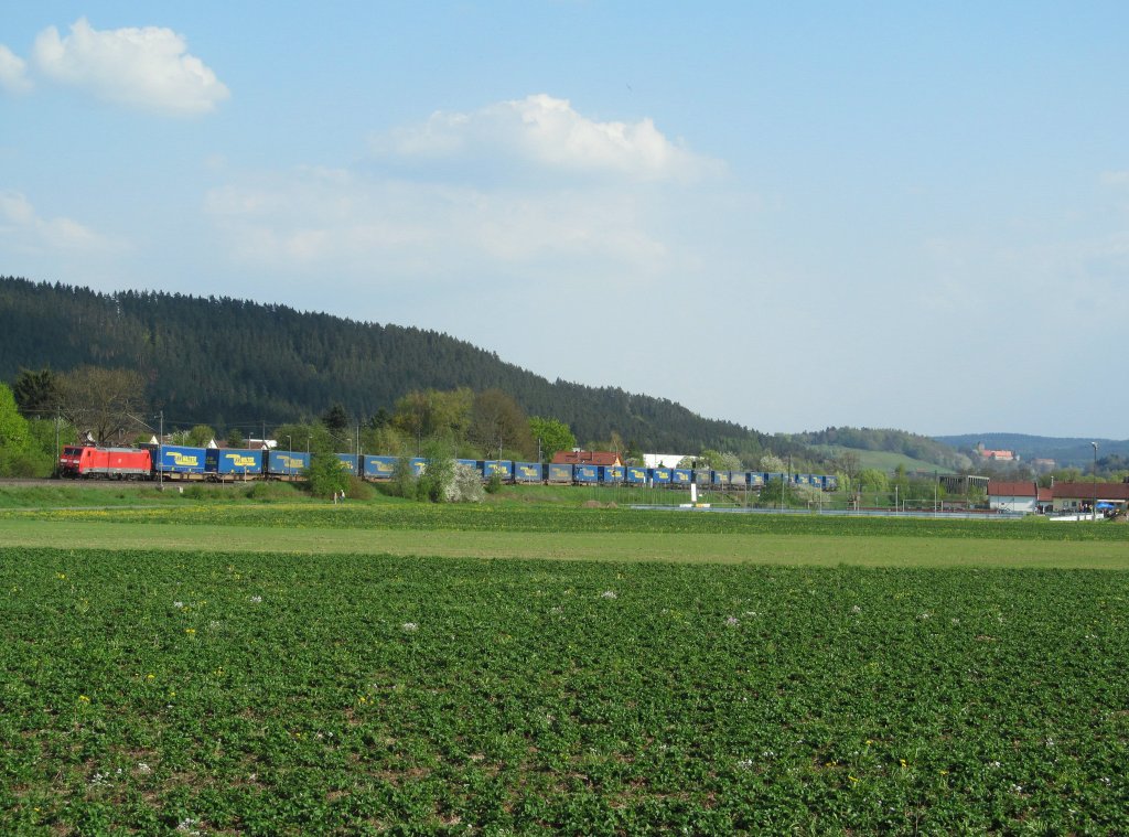 189 021-9 ist am 05. Mai 2013 mit dem LKW-Walter KLV bei Gundelsdorf in Richtung Pressig unterwegs.