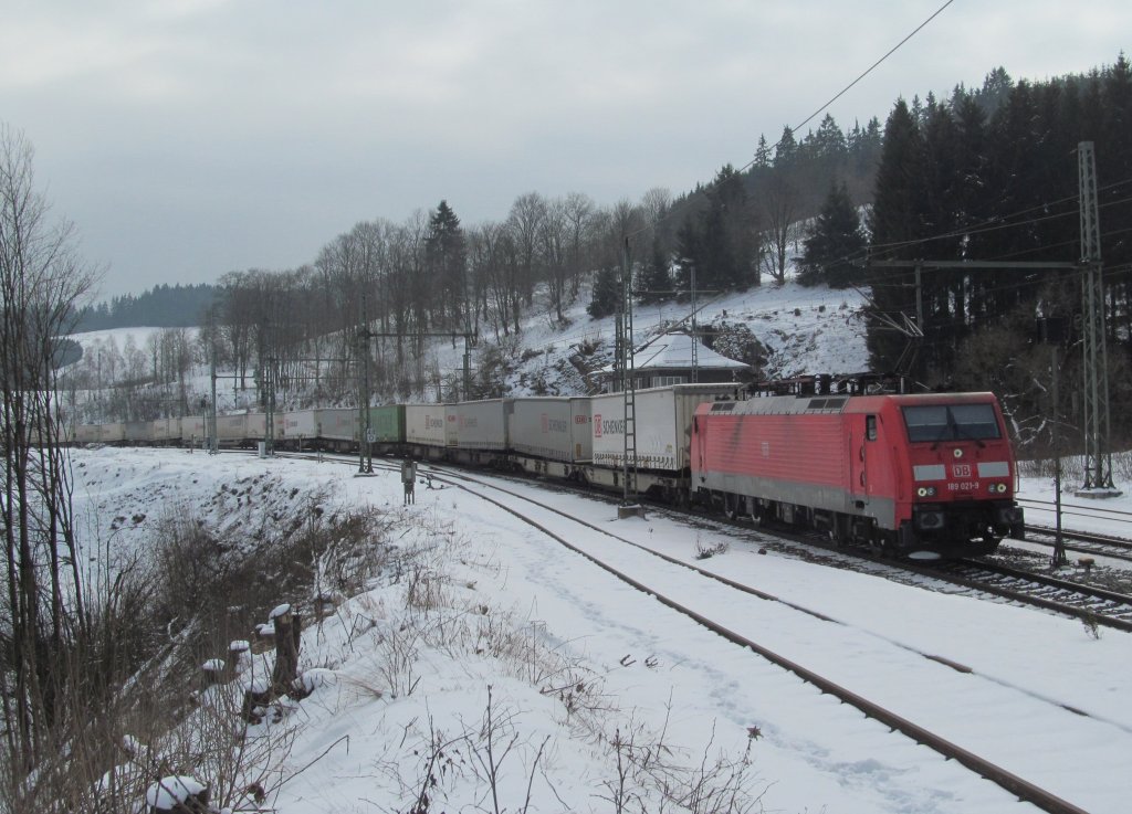 189 021-9 ist am 14. Februar 2013 mit einem KLV-Zug bei Ludwigsstadt unterwegs.