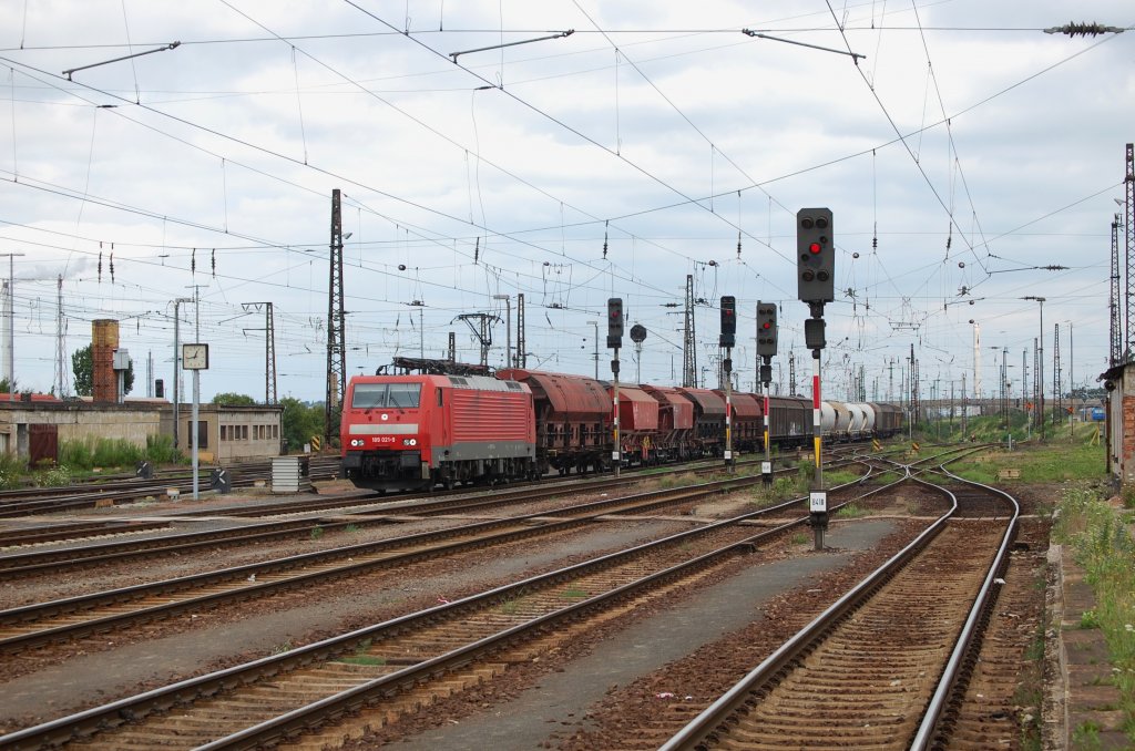 189 021-9 fhrt am 15.07.2011 mit einem gemsichten Gterzug in Grokorbetha ein
