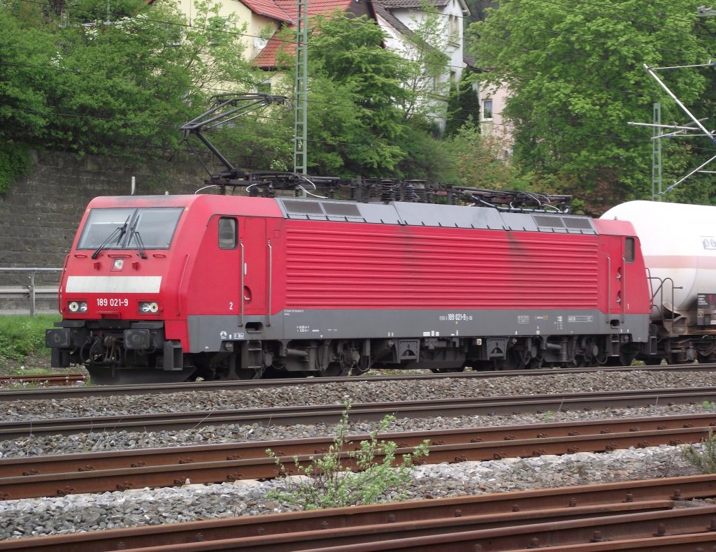 189 021-9 wartet am 27. April 2011 mit einem gemischtem Gterzug auf Gleis 4 in Kronach auf die berholung durch einen ICE.