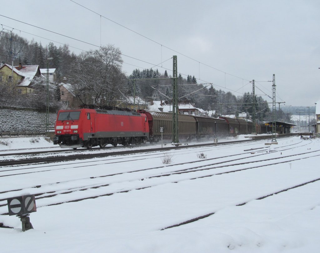 189 021-9 zieht am 09. Februar 2013 einen gemischten Gterzug durch Kronach in Richtung Lichtenfels.