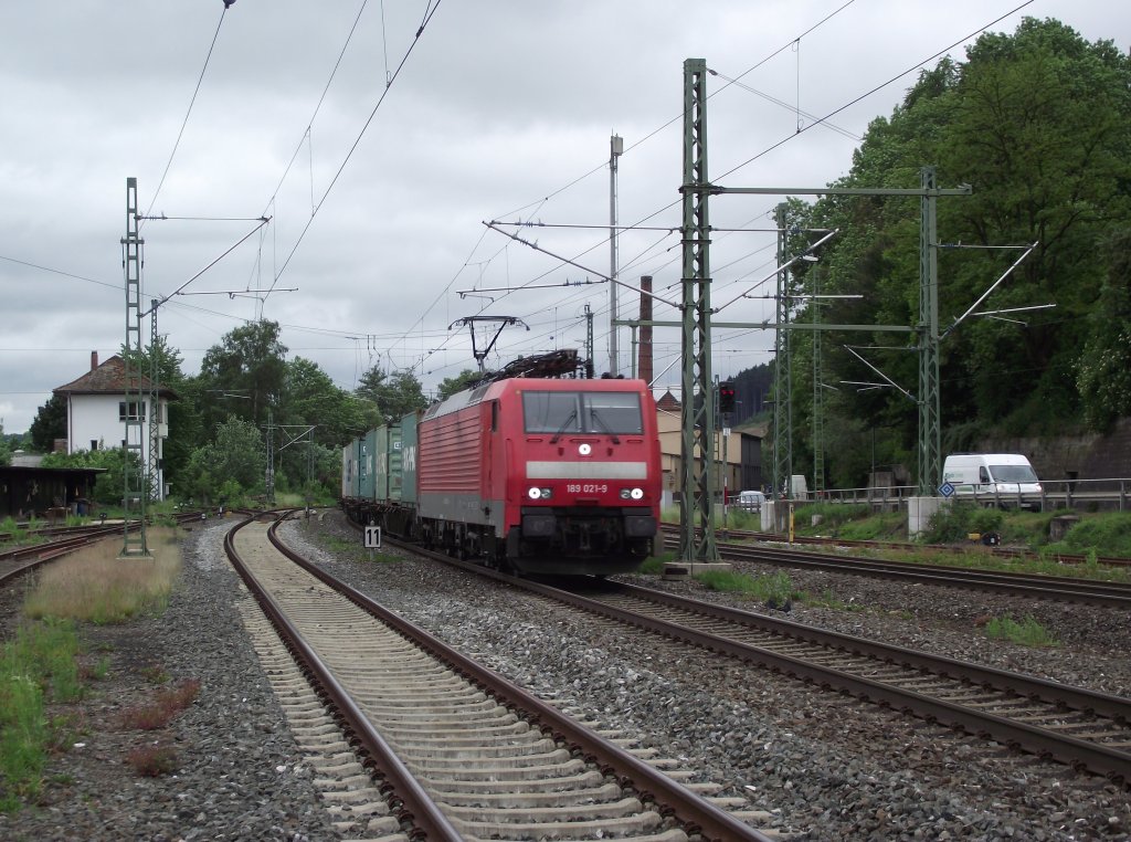 189 021-9 zieht am 1. Juni 2011 den IKE 50136 (Regensburg Ost - Maschen Rbf) durch Kronach.