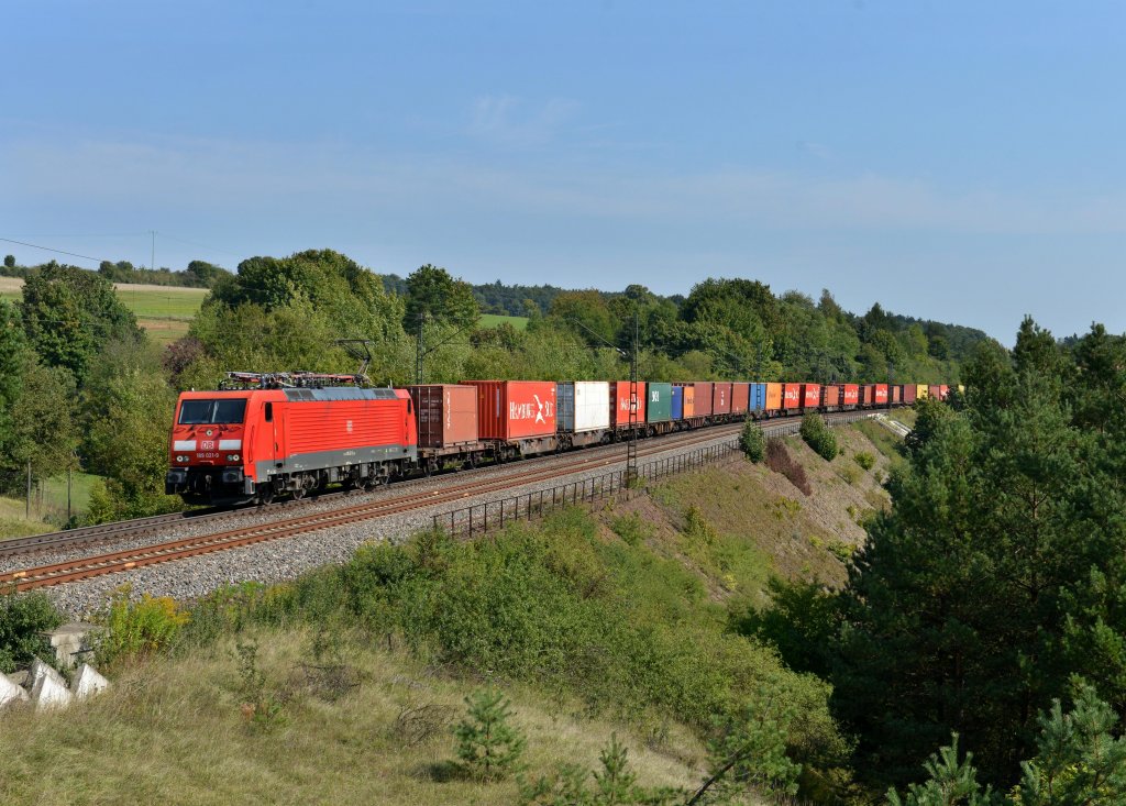189 021 mit einem Containerzug am 11.09.2012 unterwegs bei Laaber.