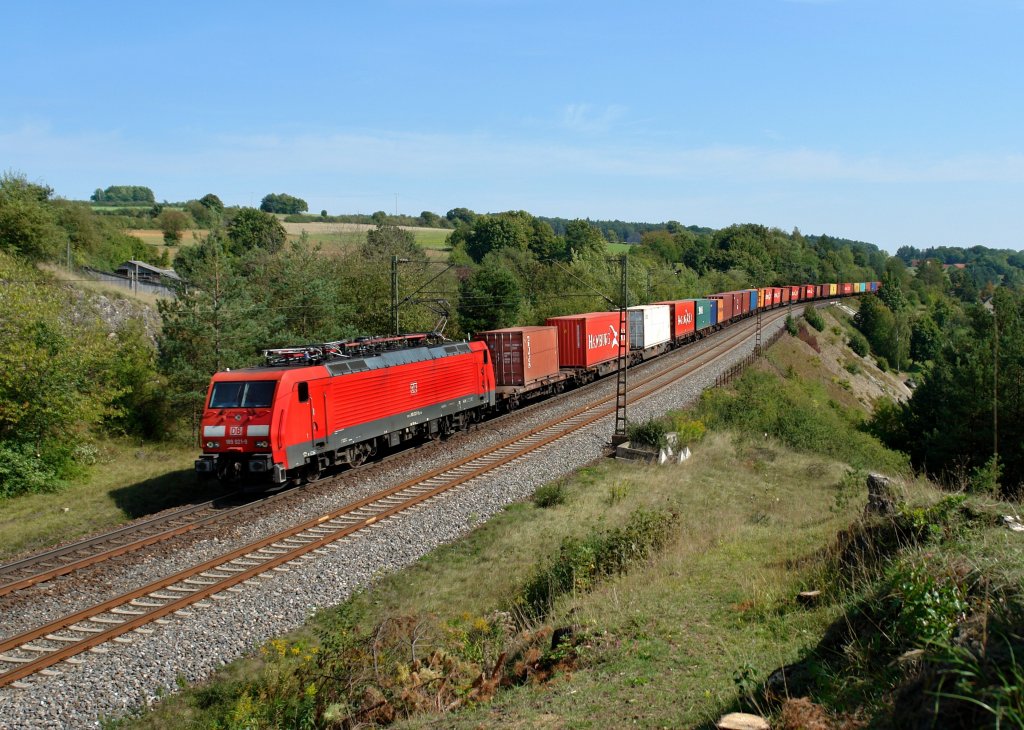 189 021 mit einem Containerzug am 11.09.2012 unterwegs bei Laaber.