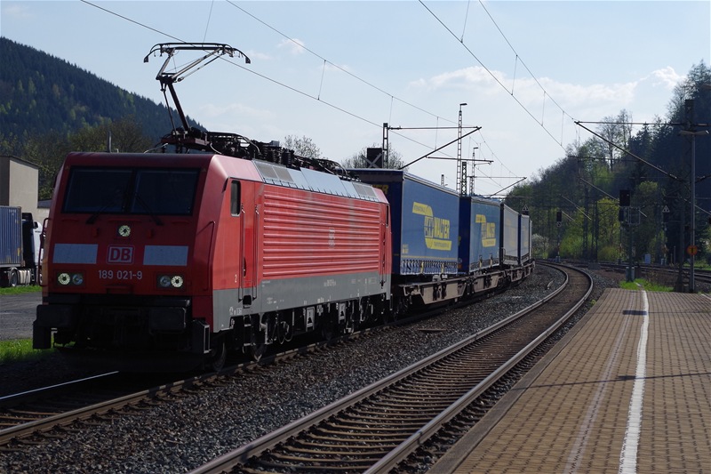 189 021 mit Lkw-Walter Klv am 05.05.2013 in Pressig-Rothenkirchen. 151 028 wird den Zug bis Steinbach am Wald schieben. 
