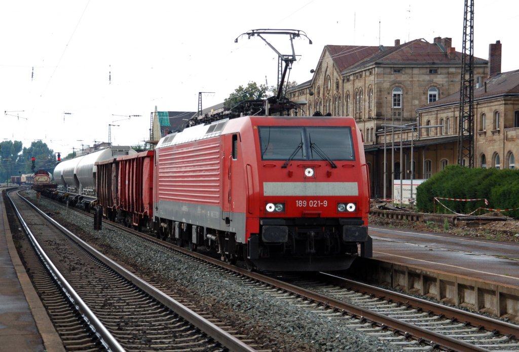 189 021 zieht am 24.07.10 einen gemischten Gz durch Frth Hbf Richtung Nrnberg.