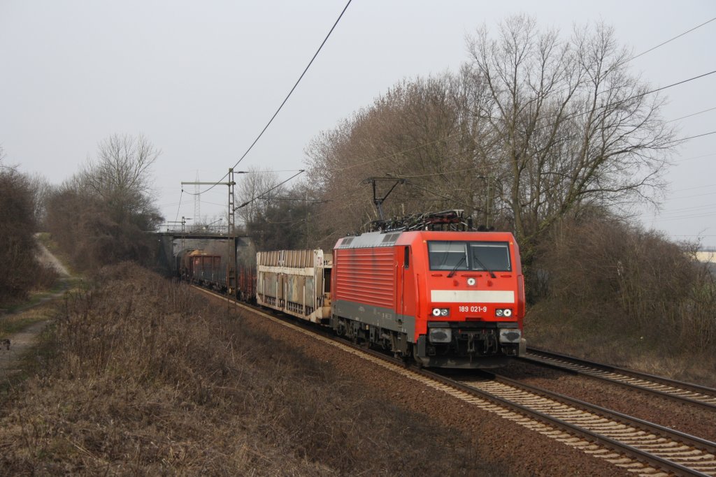 189 021 zog am 24.03.2010 einen gemischten Gterzug durch Ahlten
