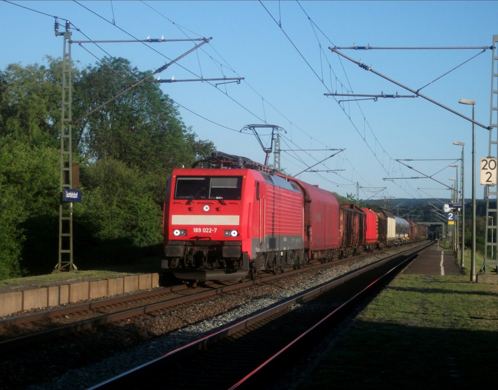 189 022 durchfhrt am 25.Mai 2011 mit einem gemischten Gterzug den Bahnhof Gundelsdorf Richtung Saalfeld/S.
