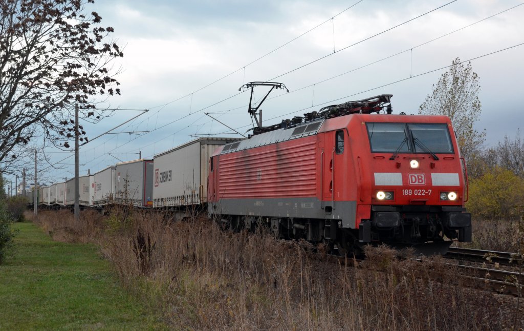 189 022 kam am Abend des 05.11.12 mit einem KLV-Zug in Greppin am roten Signal zum stehen. Nach kurzer Zeit ging die Fahrt Richtung Bitterfeld weiter.