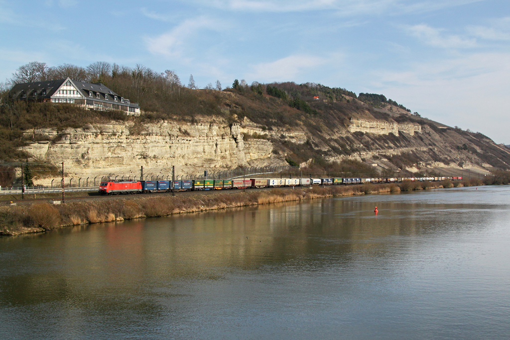 189 022 mit einem KLV Zug am 17.03.2012 bei Retzbach.