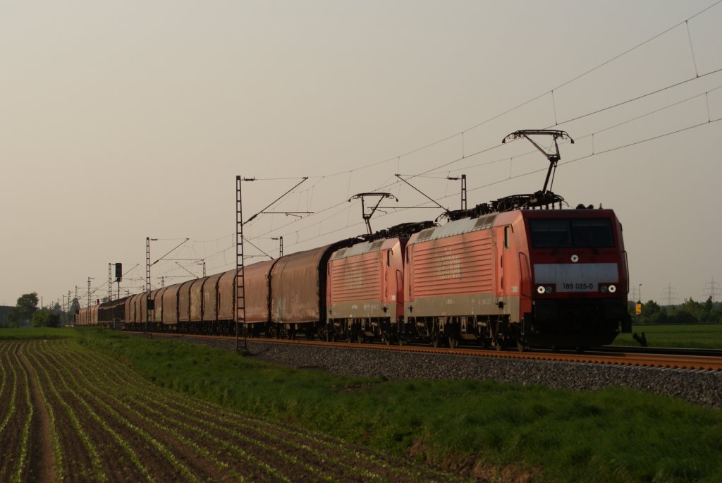 189 025-0 + 189 074-8 mit einem gemischten Gterzug in Neuss-Allerheiligen am 30.04.2011