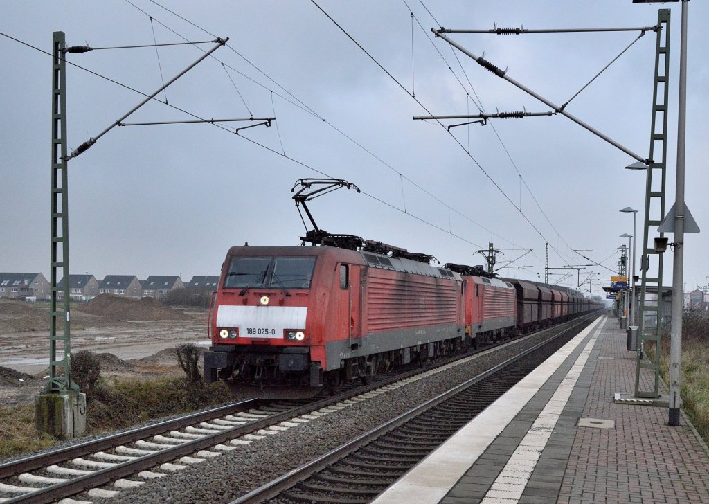 189 025-0 und die Schwesterlok 189 035-9 ziehen eine Selbstentladewagenzug gen sden durch den HP Allerheiligen bei Neuss am 6.1.2013