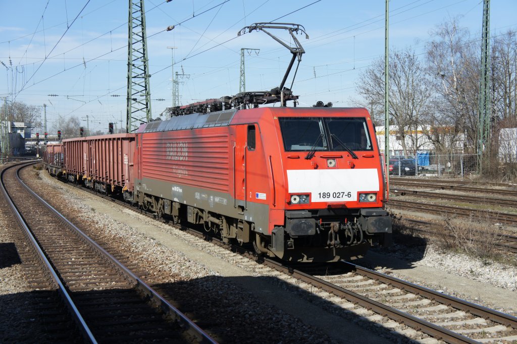 189 027-6 mit einem gemischten Gterzug am 15.03.11 im Bahnhof Mnchen-Trudering.