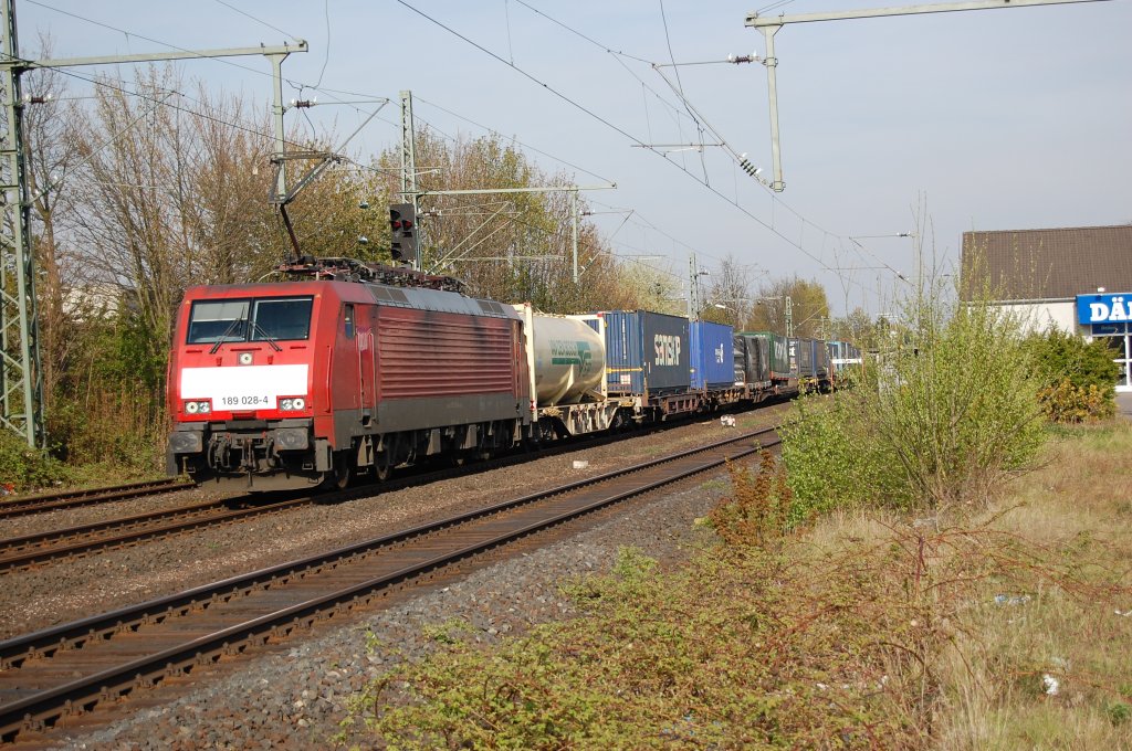 189 028-4 mit einem Containerzug im Bahnhof Kleinenbroich am Abend des 24.4.2010 in Fahrtrichtung Mnchengladbach.