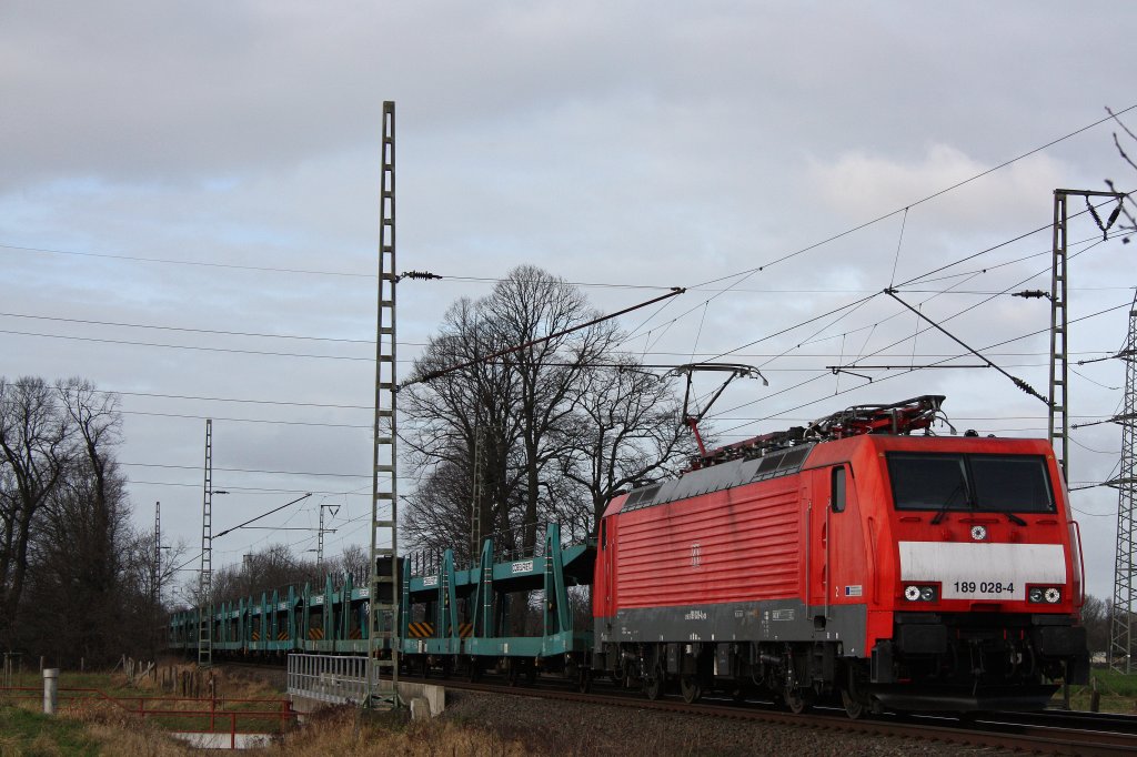 189 028 am 14.1.12 mit einem leeren Autozug bei der Durchfahrt durch Voerde.