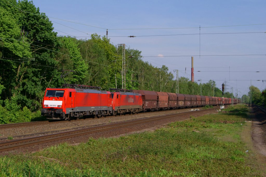 189 029-2 + 189 052-4 mit einem Erzzug in Dinslaken am 14.05.2012