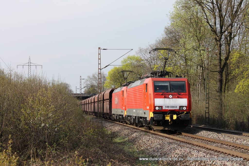 189 030-0 fhrt am 4. April 2011 um 17:53 Uhr zusammen mit 189 041-7 (Railion) und einem Gterzug durch Ratingen Oberbusch