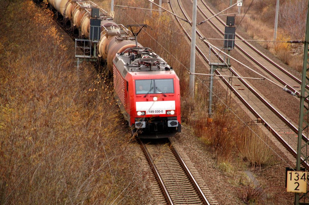 189 030 zieht am 22.11.09 einen Kesselwagenzug aus Richtung Leipzig kommend durch Holzweiisig Richtung Bitterfeld.
