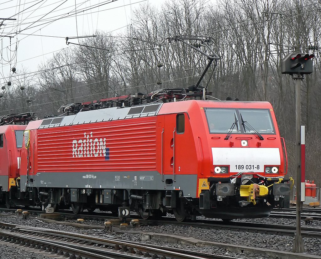 189 031-6 mit neu nachgersteter Mittelpufferkupplung, kam mit 3 weiteren umgebauten 189´ern heut nachmittag im verregneten Gremberg an (15.03.2010)