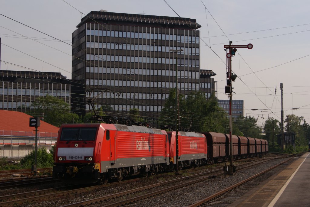 189 031-8 + 189 039-1 mit einem Erzzug in Dsseldorf-Rath am 10.05.2011