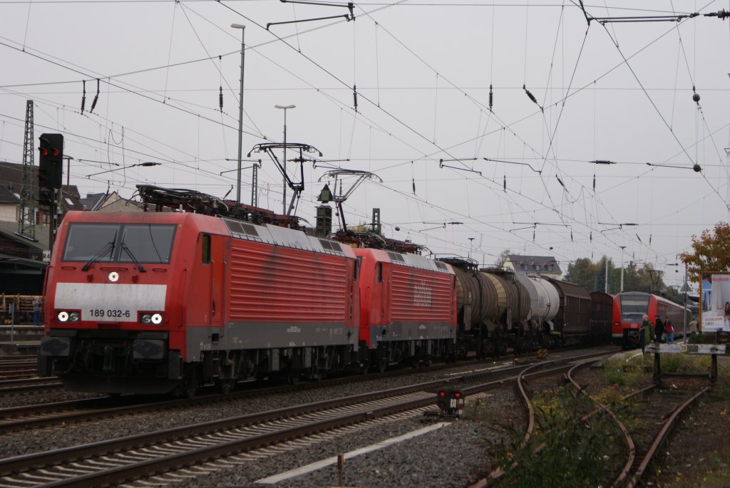 189 032-6 +189 040-9 mit gem. GZ bei der Durchfahrt in Solingen Hbf am 24.10.2009 