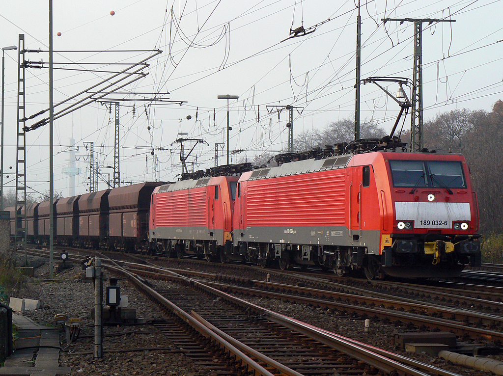 189 032-6 mit 189 034 und Erzzug in Gremberg am 16.11.2010