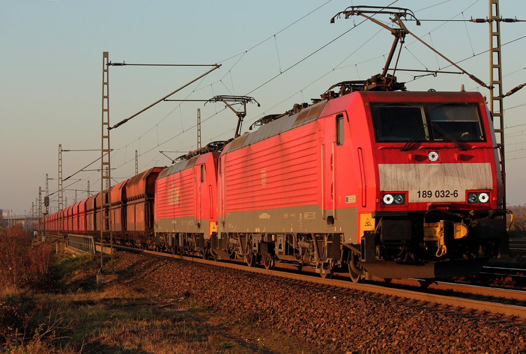 189 032-6 mit 189 xxx-x mit dem Erzbomber kurz vor Porz Wahn am 14.11.2011
