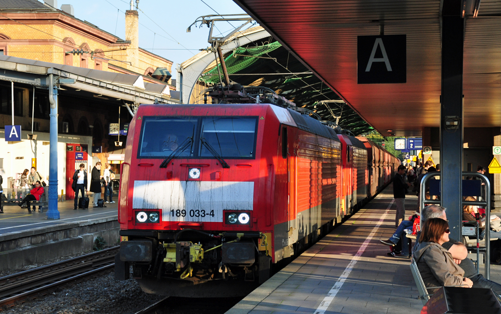189 033-4 Doppeltraktion bei der Durchfahrt durch den Hbf-Bonn - 08.10.2010
