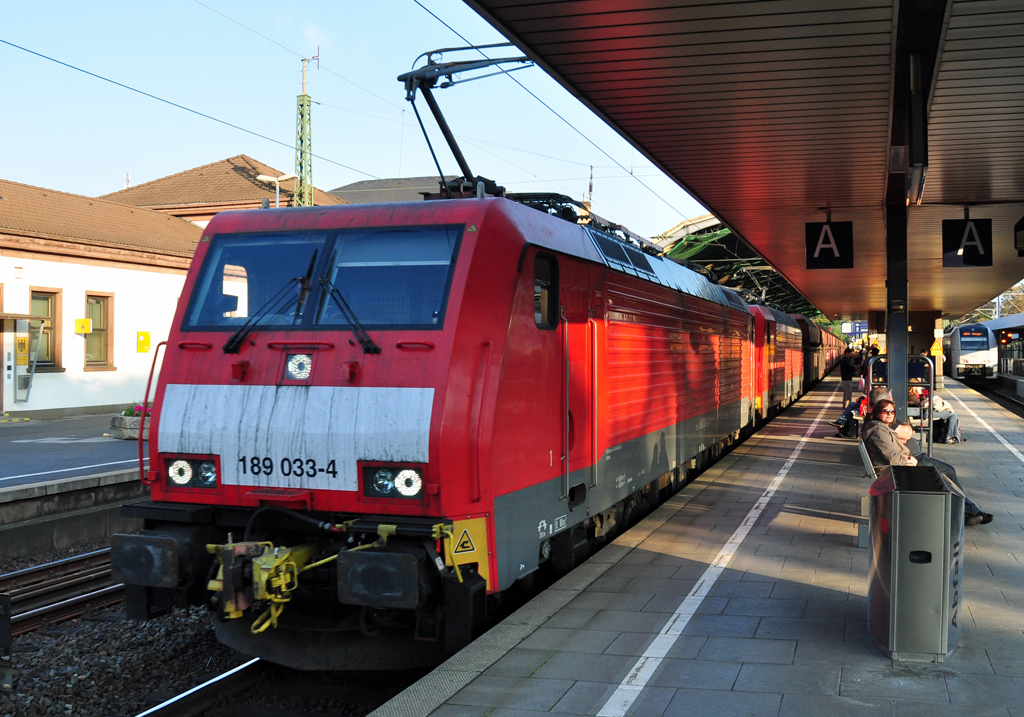 189 033-4 Doppeltraktion mit Gterzug durchfhrt den Bonner Hbf - 08.10.2010