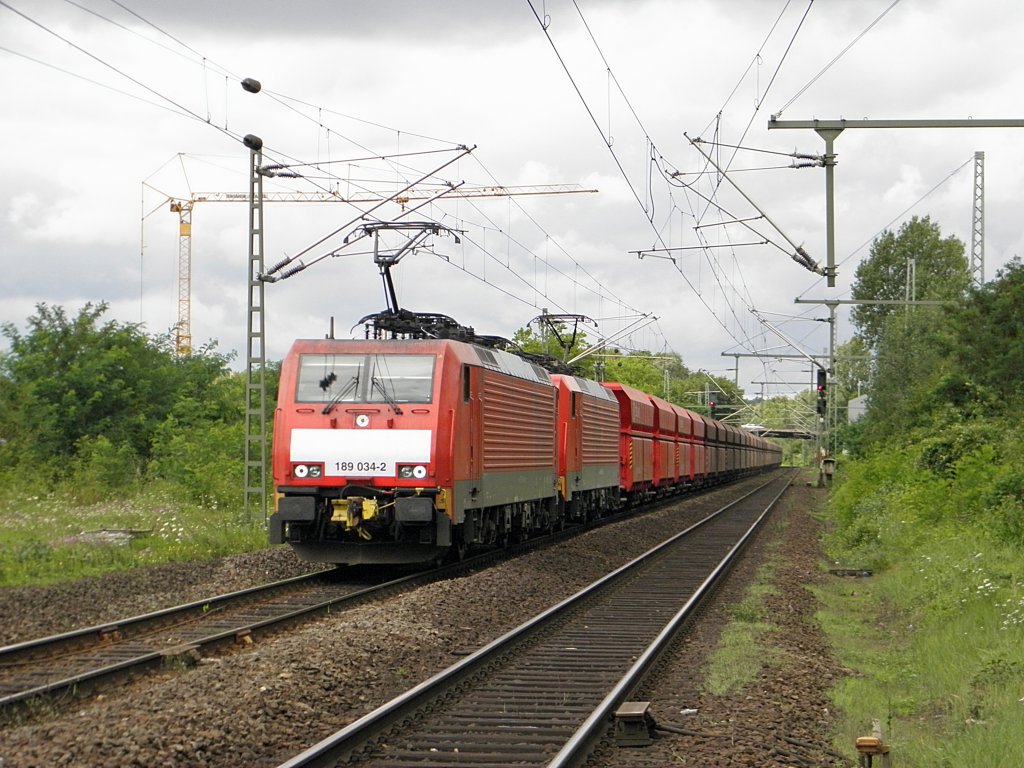 189 034-2 mit dem Erz-Bomber in Oberkassel am 8.8.2011